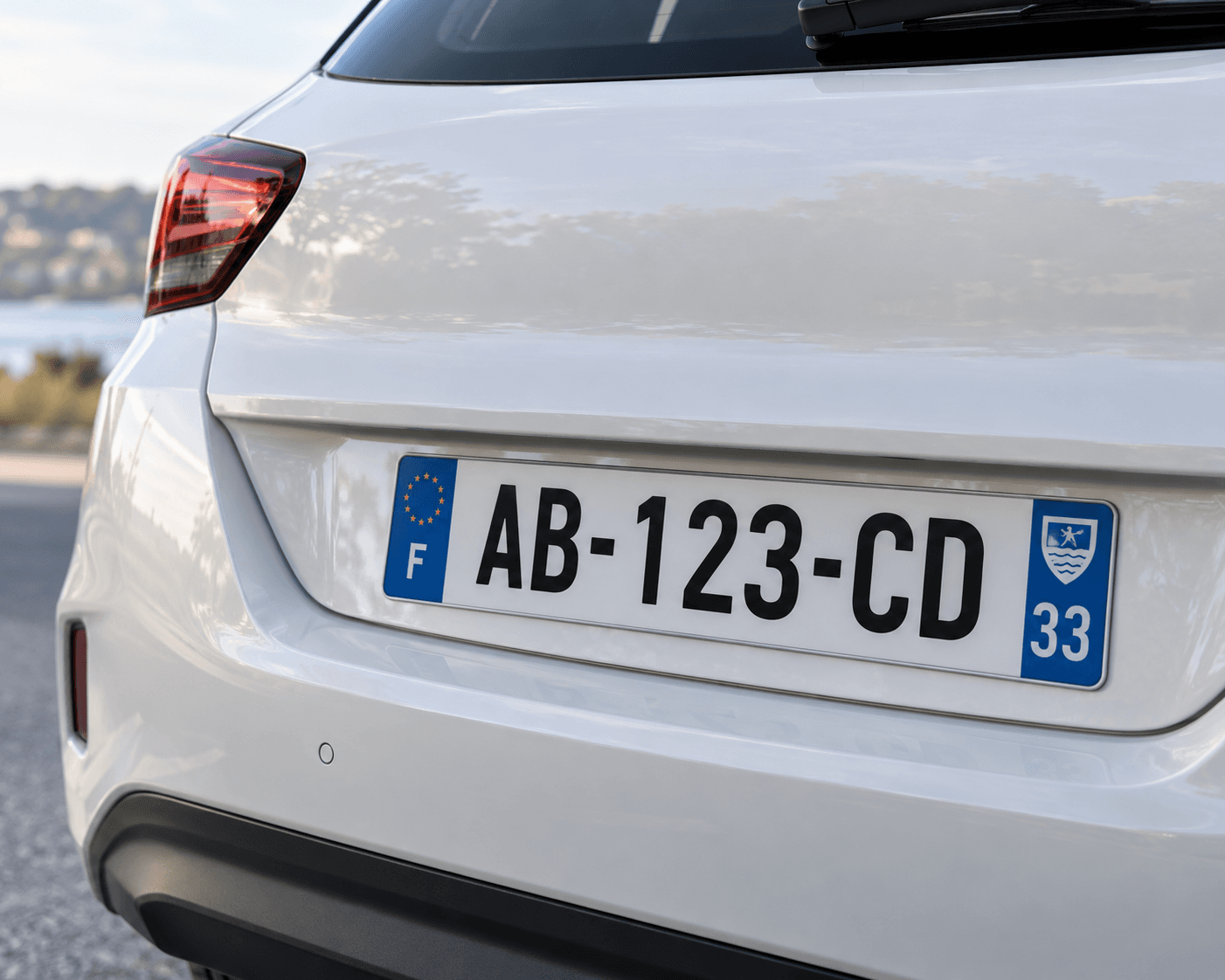 Vue illustrée de l’arrière d’une voiture blanche avec la plaque fictive AB-123-CD.