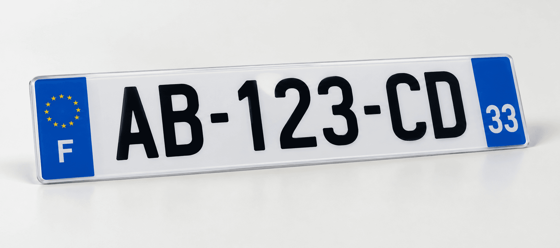 Illustration d’une plaque en plexiglas au numéro fictif AB-123-CD.